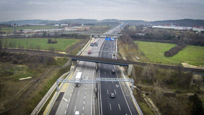 Elesett az M7-es: Budaörstől már csak lépésben halad a forgalom a Balaton felé