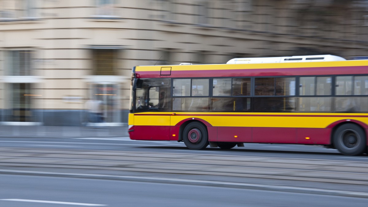 W związku z obchodami 8. rocznicy katastrofy smoleńskiej w Warszawie dziś wiele ulic, placów i parkingów jest wygrodzona i całkowicie zamknięta dla ruchu samochodowego, a także pieszego.