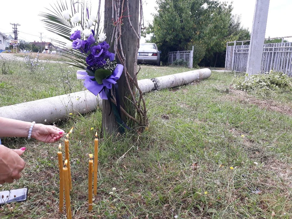 Prijatelji pale sveće na mestu na kom je poginulo četvoro mladih