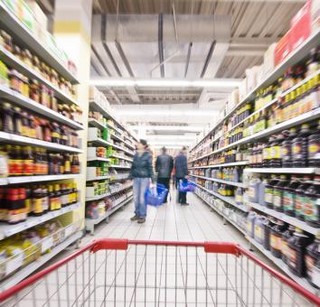 Opłaty półkowe: Rząd chroni firmy wybiórczo. Nowe regulacje mogą pozostać martwe