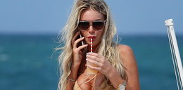 Seksowna kochanka miliardera pręży się na plaży w Miami. Było gorąco!