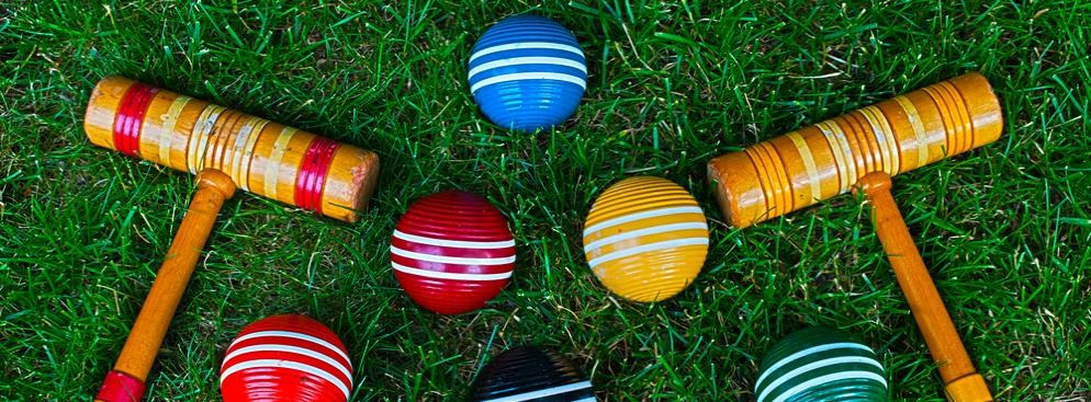 Krokiet - jedna z ulubionych gier sportowych w Nowej Zelandii. Polega na jak najszybszym przetoczeniu kuli krokietowej za pomocą drewnianego młotka z jednej linii końcowej boiska na drugą i z powrotem.