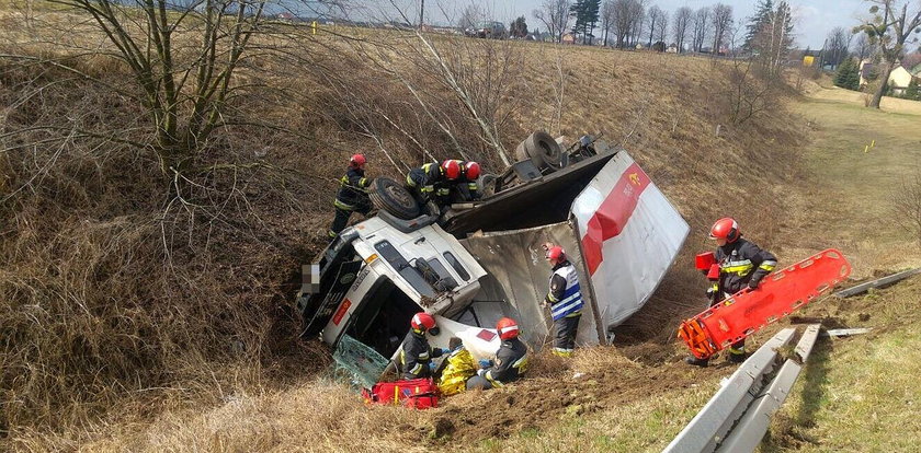Dachowanie ciężarówki Poczty Polskiej. Kierowcę wyciągali z kabiny