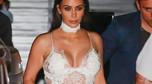 Kim Kardashian w koronkowej sukience