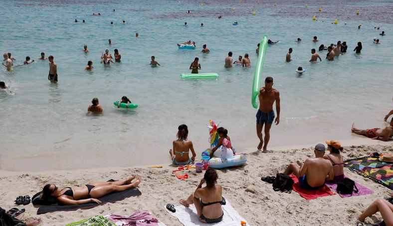 Plażowicze korzystający z pogody