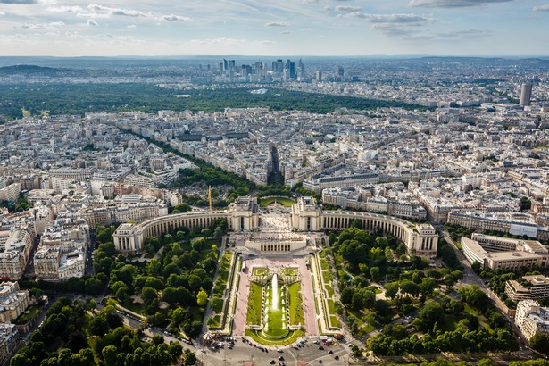 Panorama Paryża, w oddali wieżowce La Defense.