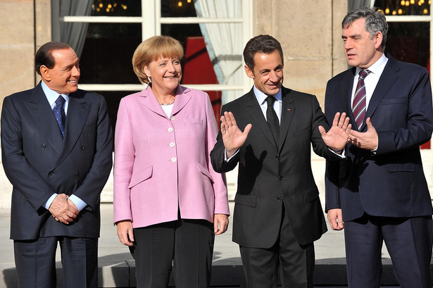 Spotkanie w Paryżu - 4 października 2008 r.- , podczas którego zawarto porozumienie w sprawie walki z kryzysem. Od lewej: Angela Merkel, kanclerz Niemiec; Silvio Berlusconi, premier Włoch; Nicolas Sarkozy, prezydent Francji, Gordon Brown, ówczesny premier Wielkiej Brytanii. - (1) Fot. Antoine Antoniol/Bloomberg News