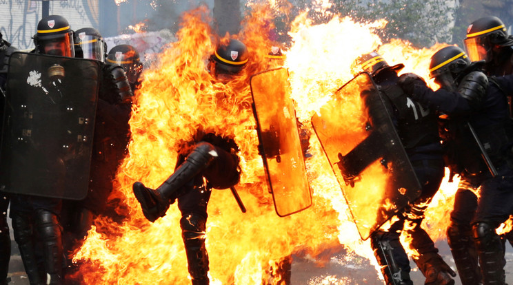 Molotov-koktéllal dobálták meg a rendőröket Párizsban /Fotó: AFP