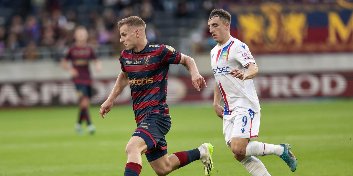 Mateusz Łęgowski w akcji w meczu z Linfield FC