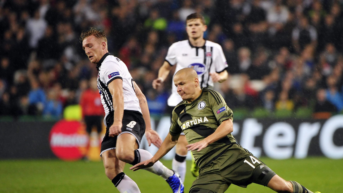 Czwartkowe wydania irlandzkiej prasy chwalą, pomimo porażki, drużynę Dundalk FC za środowy mecz z Legią Warszawa (0:2) w czwartej rundzie kwalifikacji Ligi Mistrzów. Poświęcają dużo uwagi na kontrowersyjną decyzję sędziego o podyktowaniu rzutu karnego dla polskiej drużyny.