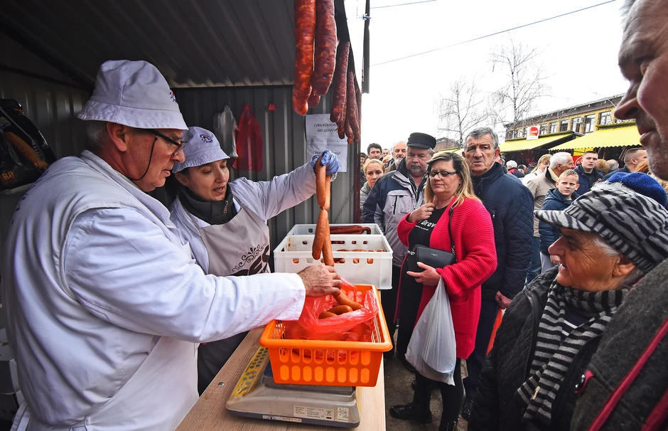 Gužva na štandu gde se prodaje turijska kobasica