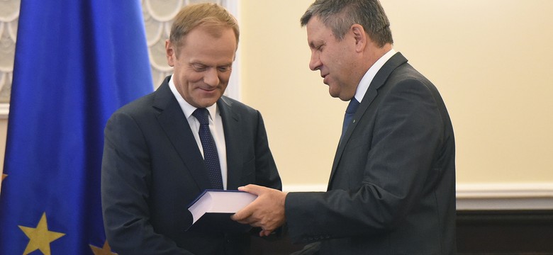 Co było w Poradniku Premiera dla Donalda Tuska? Śliwowica i dwa kieliszki