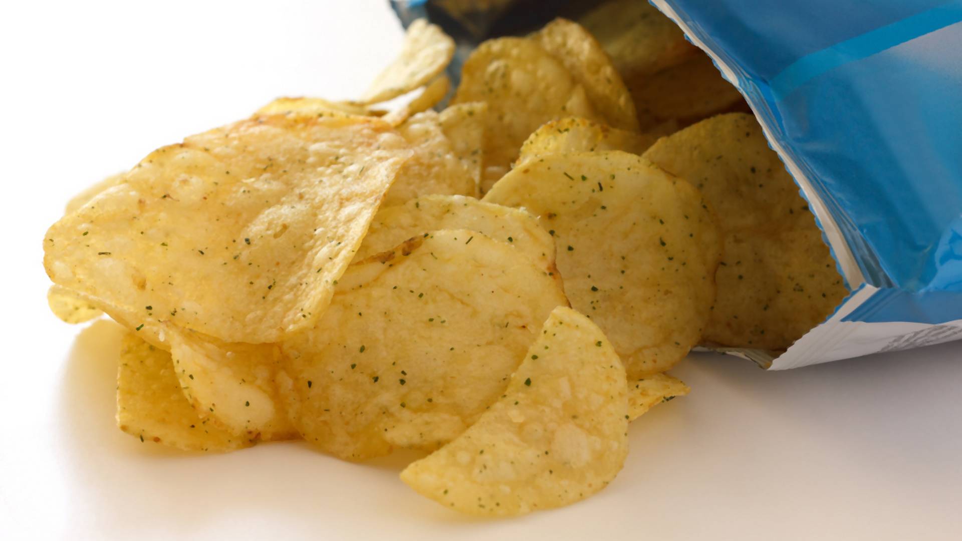 Dlaczego paczki z chipsami są wypełnione azotem? Nie chodzi o oszczędność producentów