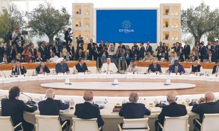 Kolekcjonowanie pieniędzy i szabel dla Ukrainy