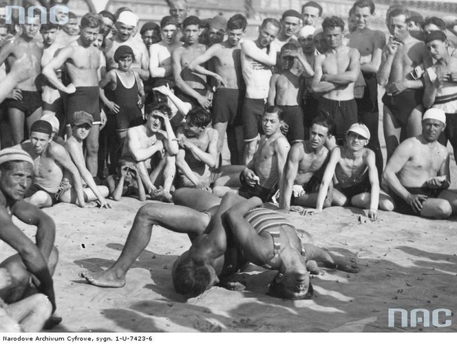Warszawa. Plaża Poniatówka. Zapasy na plaży