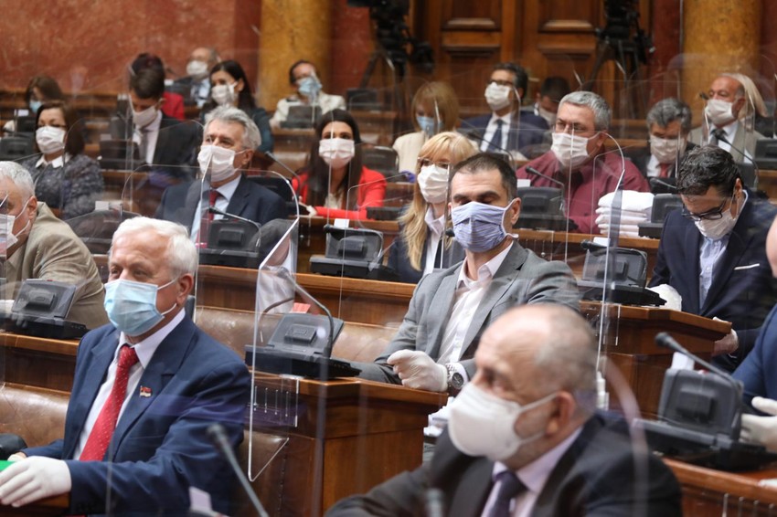 Poslanici sede na bezbednoj udaljenosti