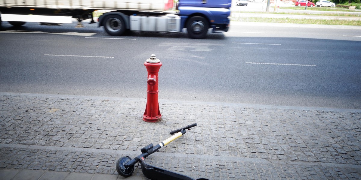 Niektóre z wiodących gospodarek Europy nie mają przepisów zezwalających na korzystanie z elektrycznych hulajnóg. Jak podawała w połowie maja agencja Bloomberg, w Wielkiej Brytanii brak wytycznych skłonił rząd do otwarcia największego przeglądu obowiązujących norm prawnych, z których część sięga 1835 roku.