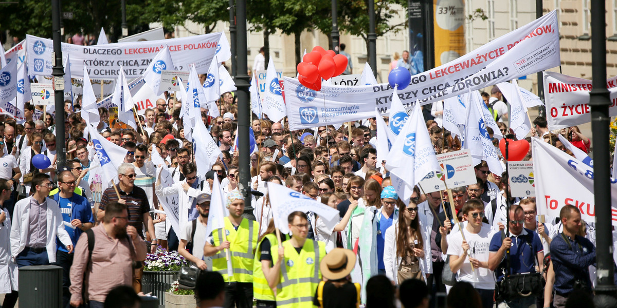 Manifestacja medyków przeciwko obniżeniu nakładów na ochronę zdrowia zgromadziła w czerwcu 2019 r. blisko 10 tys. osób.