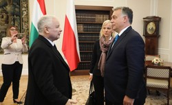 Węgierska gazeta o wizycie Orbana w Polsce: Czarne owce UE trzymają się razem