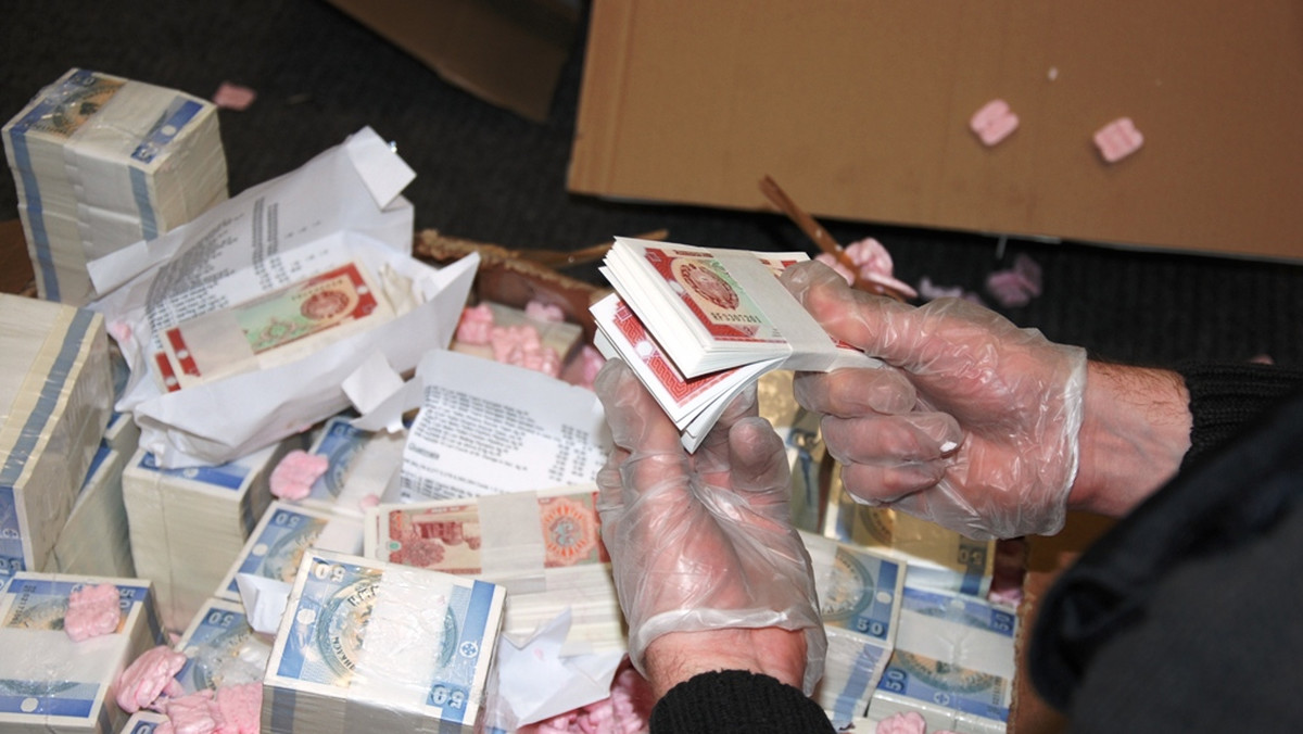 140  kilogramów… banknotów w przesyłce kurierskiej, Fot. Służba Celna