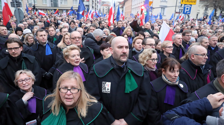 Egységesen talárba öltöztek a bíróságot féltők / Fotó: MTI EPA