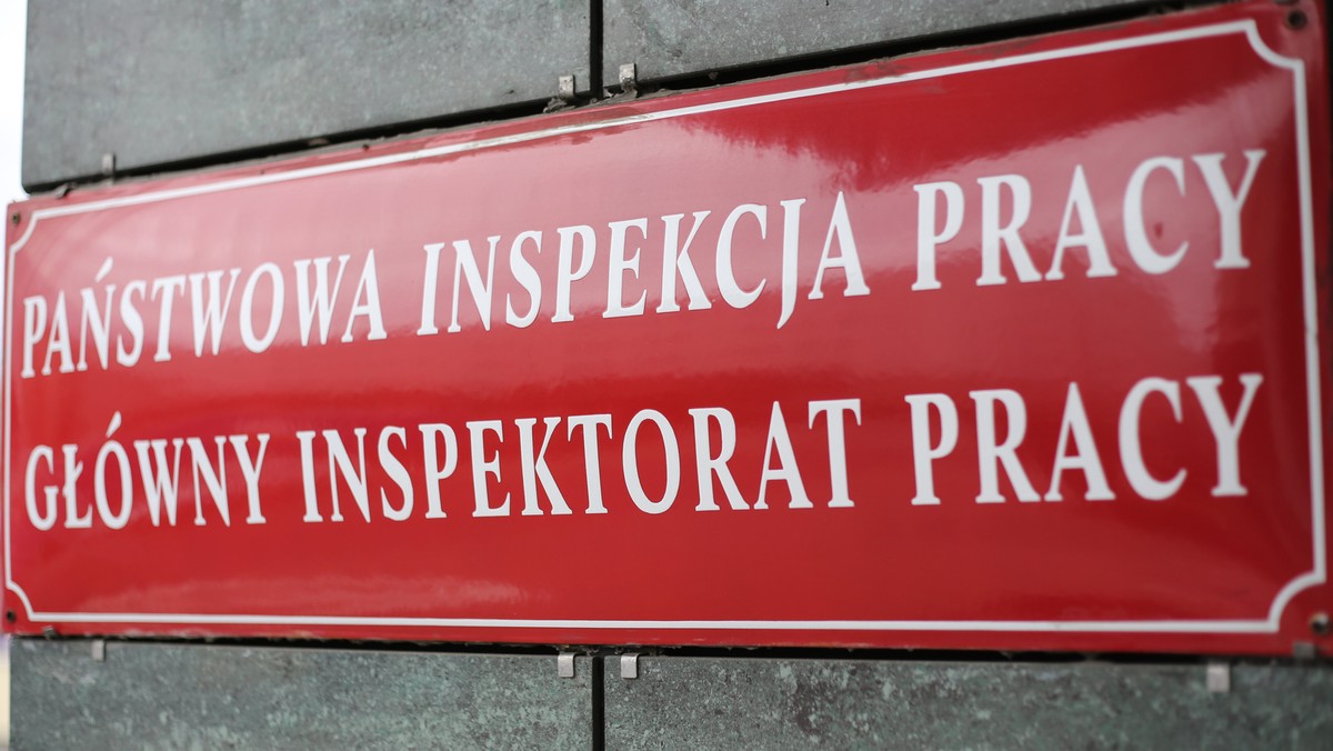 57-letnia kobieta została zatrzymana dzisiaj. Funkcjonariusze Biura weszli do domu oraz miejsca pracy inspektor, zatrudnionej w łódzkim Okręgowym Inspektoracie Pracy. Do jej przesłuchania ma dojść jutro, także jutro prokurator zdecyduje o zarzutach i ewentualnych środkach zapobiegawczych.