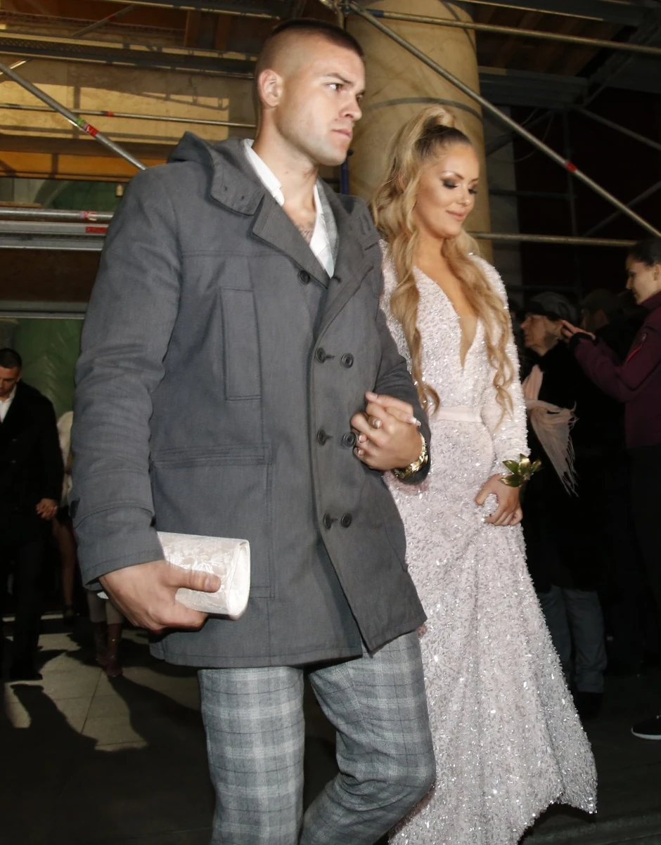 Bogdanina sestra Nataša Rodić sa dečkom na venčanju Bogdane i Veljka