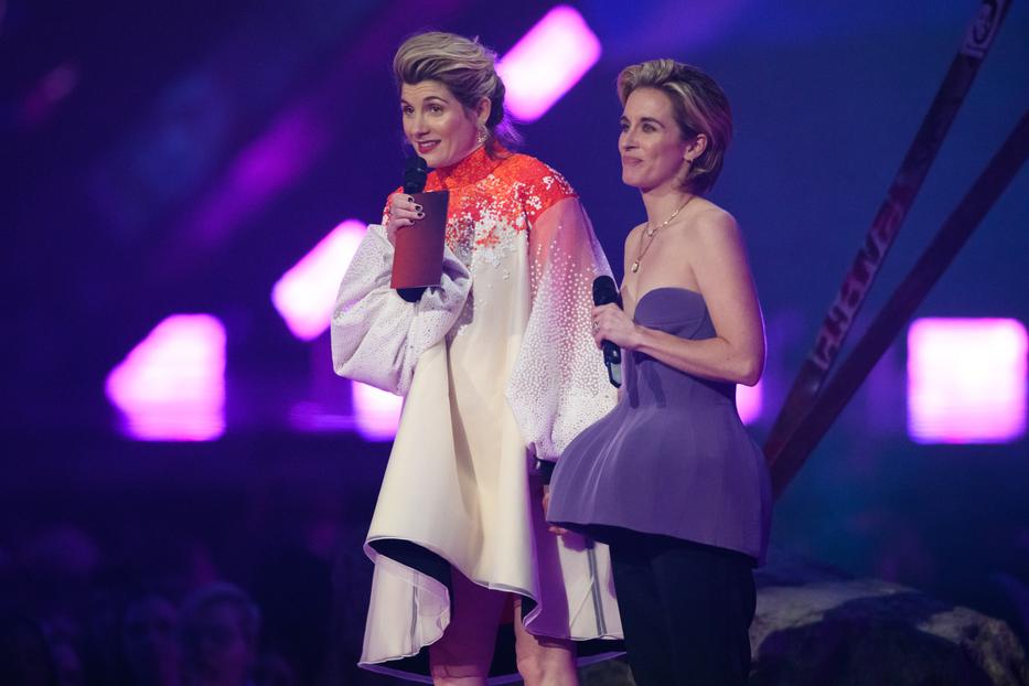 Jodie Whittaker (balra) a Brit Awards gálán jelentette be az örömhírt / Fotó: Northfoto