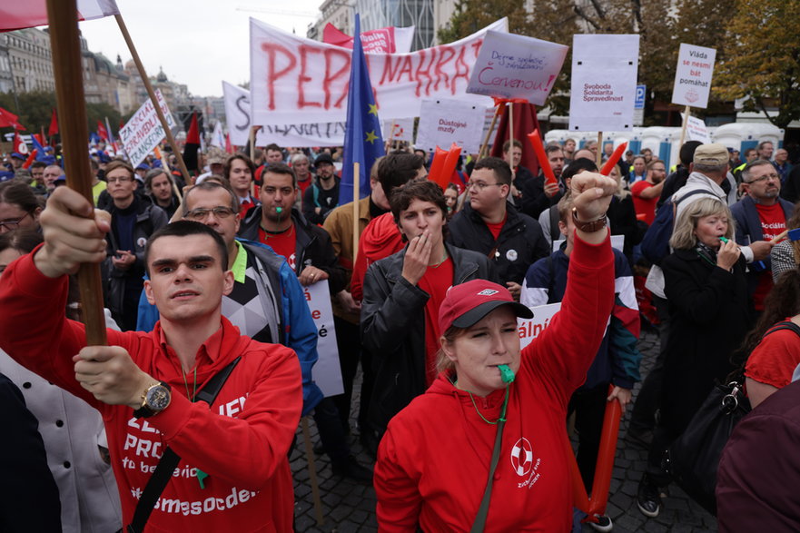 Protestujący w Pradze biorą udział w demonstracji zorganizowanej przeciwko rosnącym kosztom życia w całym kraju