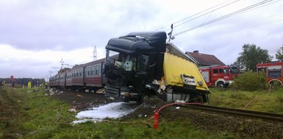 Zderzenie ciężarówki z pociągiem. Cztery osoby ranne