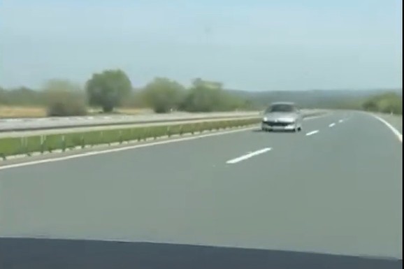 (VIDEO) JEZIVA SCENA NA AUTO-PUTU KOD LJIGA Snimljen zastrašujući prizor, dlaka falila do KATASTROFE! (VIDEO)