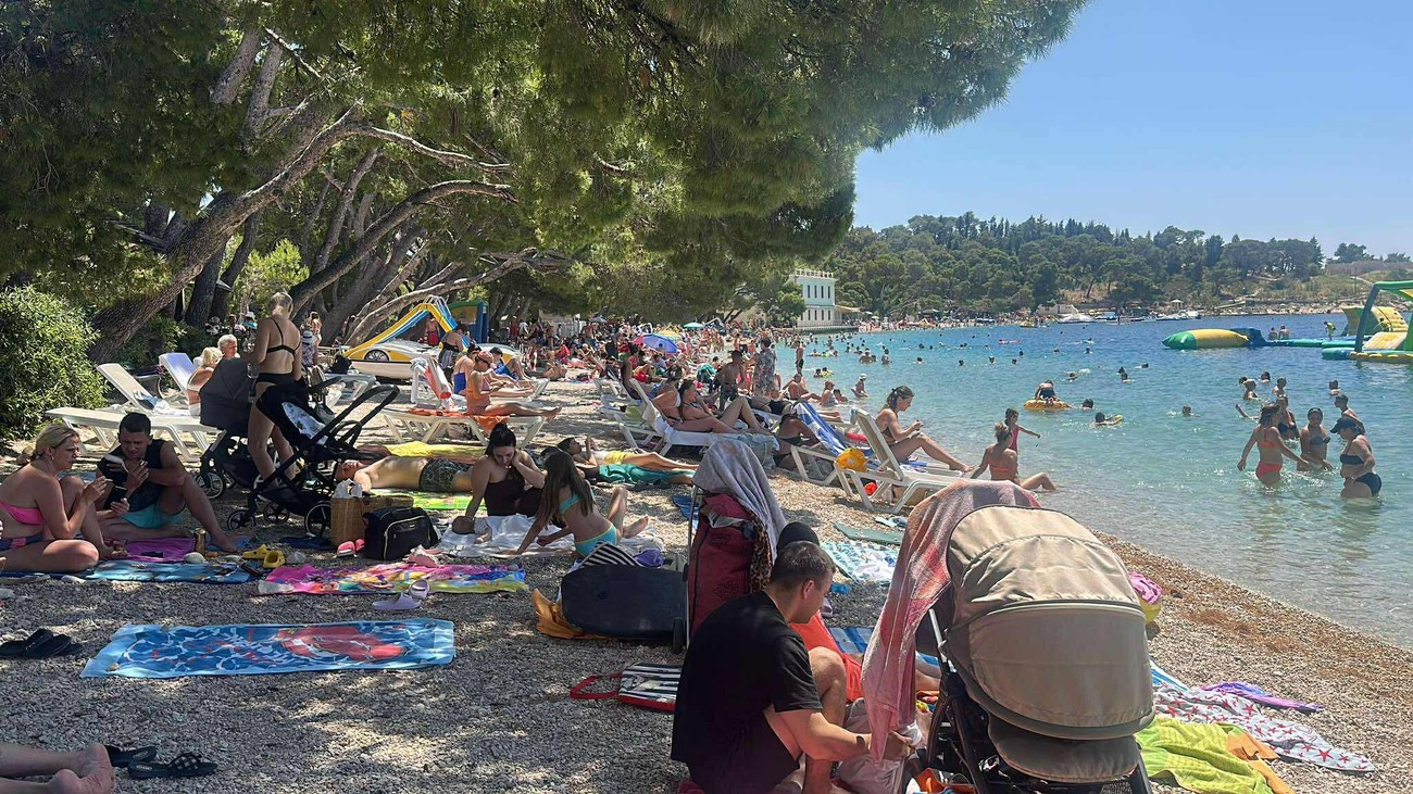 Kafa 2,5, točeno pivo 4, a tanjir domaće supe i do 10 evra: Ovo su cene u Makarskoj, ali pazite, ako ovo uradite sledi vam paprena kazna (foto)