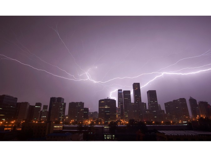 Burza z piorunami nad Pekinem. W centralnych i południowych Chinach, w ciągu najbliższych 10 dni, spodziewane są gwałtowne opady deszczu