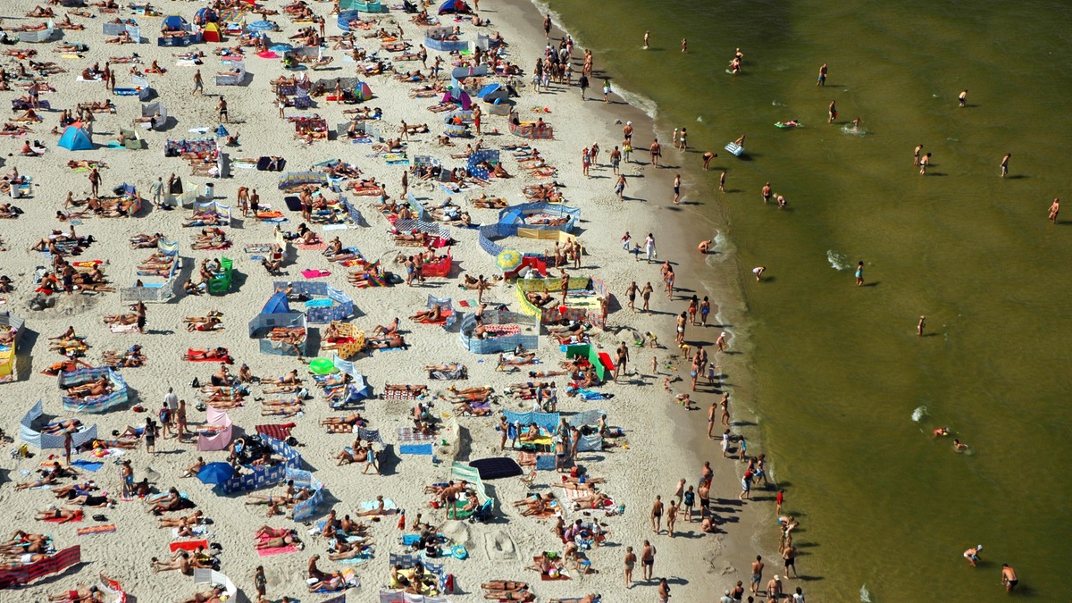 Tłum na plaży w Łebie nad Morzem Bałtyckim