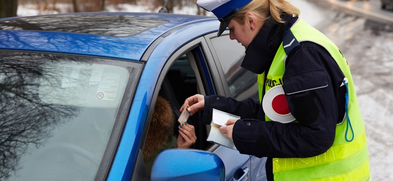 Więcej odebranych praw jazdy. Dane policji pokazują niepokojący trend wśród młodych kierowców