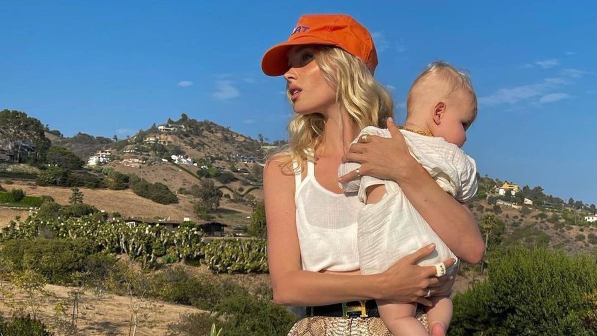 Modelka Elsa Hosk na zábere so svojou dcérkou