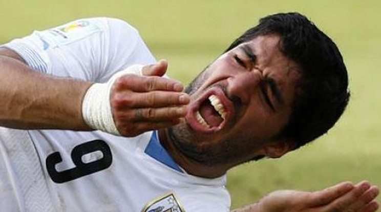 Eltilthatja a FIFA a harapós Suárezt