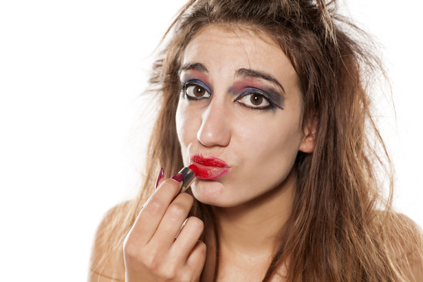 Dlaczego młode kobiety za mocno się malują?