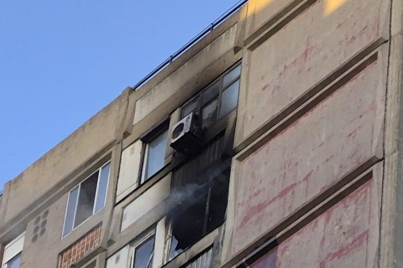 BUKTI POŽAR U STAMBENOJ ZGRADI! Buknuo na 11. spratu, zahvatio i drugi stan: Na licu mesta sve hitne službe