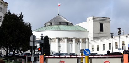 Sejm chce czerpać energię ze słońca. Szykuje przetarg na panele za pół mln zł