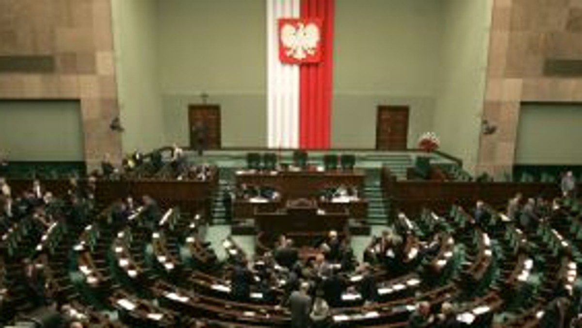 Odszkodowania za uszczerbek na zdrowiu będą jednakowe dla wszystkich funkcjonariuszy, bez względu na stopień, stanowisko i rodzaj służby - zakłada projekt, który posłowie skierowali w środę do dalszych prac w komisji. PiS chciał odrzucenia projektu w pierwszym czytaniu.