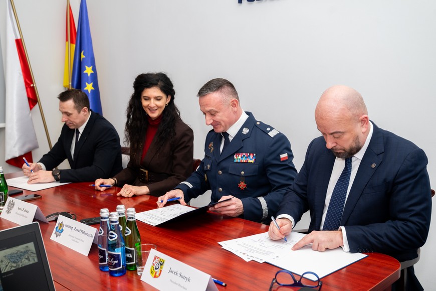 Porozumienie podpisali m.in. prezydent Wrocławia Jacek Sutryk, nadinspektor Paweł Półtorzycki, a także wojewoda dolnośląski Anna Żabska