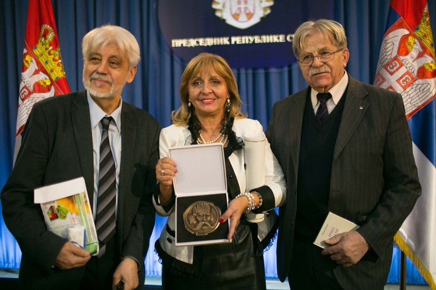 Izuzetna Vukova nagrada pripala je i kompaniji Mona Nagrade su uručene poznatom violinisti i osnivaču Centra lepih umetnosti Guarnerius maestru Jovanu Kolundžiji, književnicima Srboljubu Ignjatoviću i Draganu Staniću, etnologu i istraživaču Bosiljki Rosić, reditelju Slavenku Saletoviću, etnomuzikologu Niceu Fracileu, izdavaču Žarku Čigoji, kao i narodnom guslaru Bošku Vujačiću i osnovnoj školi “Kralj Milutin” iz Gračanice.