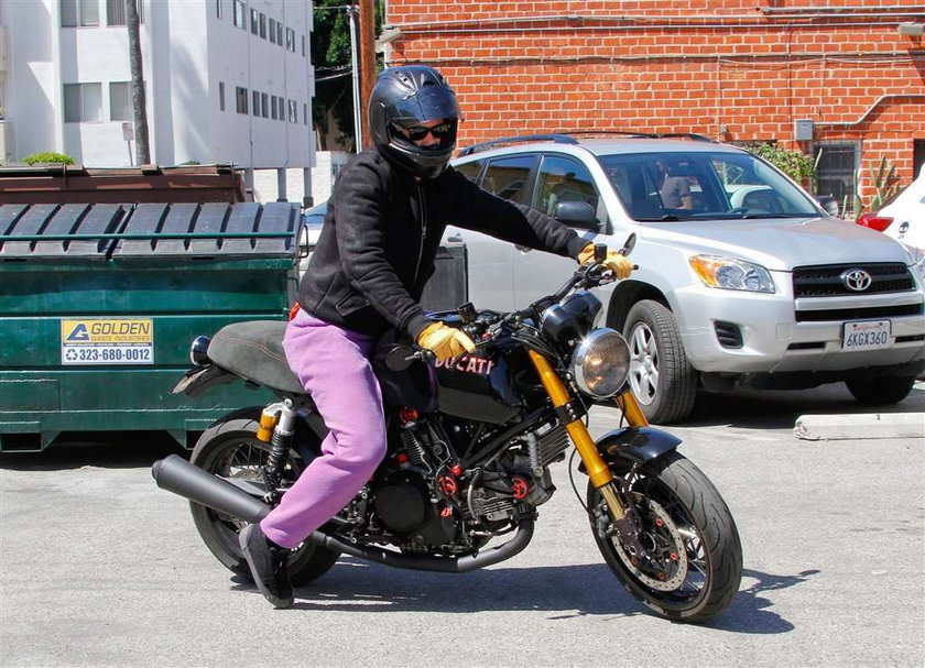 Bloom jeździ motocyklem