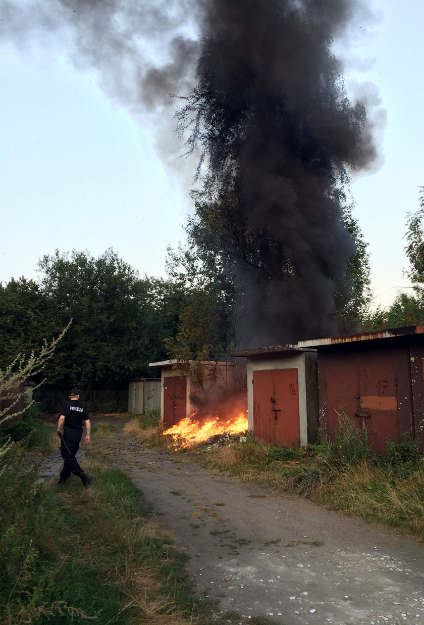 Katowice. Pożar śmieci i garaży na osiedlu Tysiąclecia 