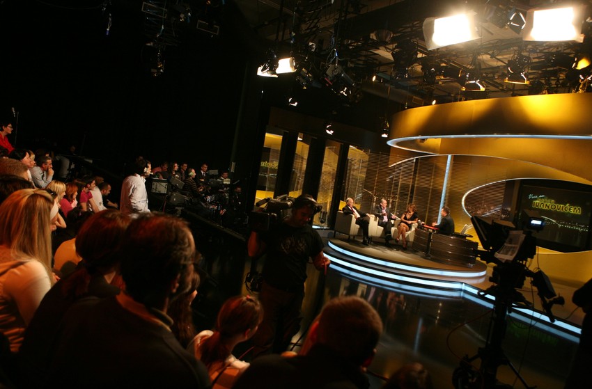 Petak - 19.45 - 22.00 - Emitovanje emisije “1002. noć” koju vode Srđan Karanov i Danijela Jankov. U okviru emisije biće emitovana poslednja epizoda.