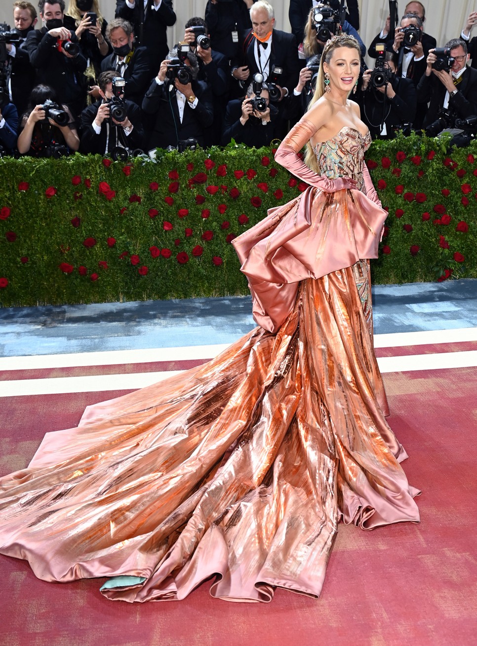 2022 Abban az évben, amikor Blake Lively a Met-gála társelnöke volt, ismét Versace ruhát viselt, amely félúton a lépcsőn átalakult. Ami egy bonyolult gyöngyökkel díszített rézoszlopnak tűnt, türkiz ruhává alakult át. mindez az oxidációt jelképezte a Szabadság-szobron.