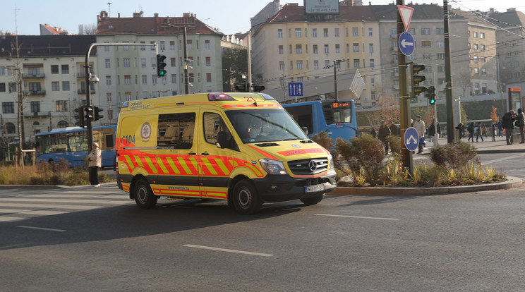 "Bocsika" – mondta a sofőr, miután elzárta a szirénázó mentő útját a Podmaniczky utcán /Fotó: RAS