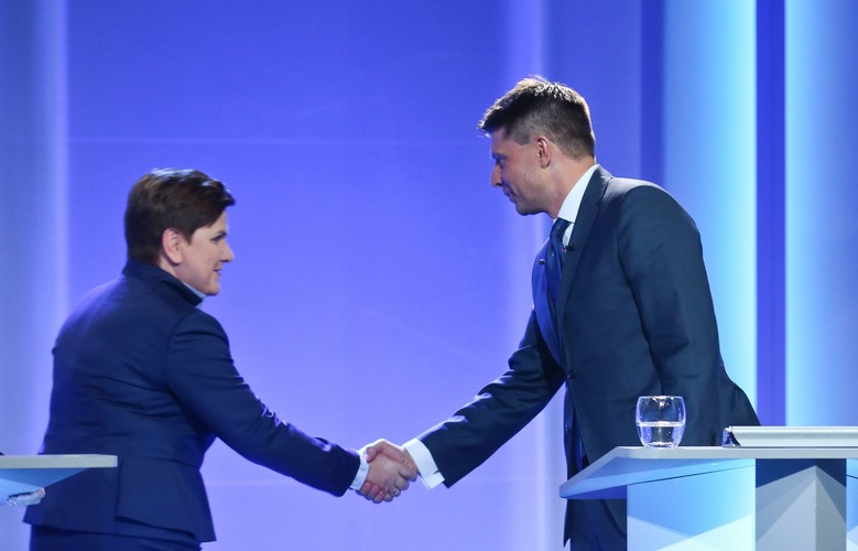 Ryszard Petru wita się z kandydatką PiS na premiera Beatą Szydło