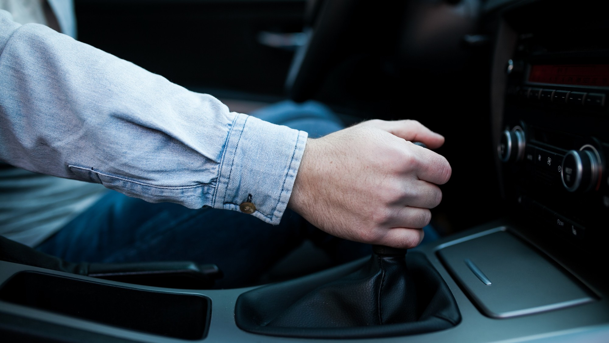 Ručná brzda alebo zaradený stupeň? Tisíce vodičov denne robia chybu, ktorá ničí prevodovku. 